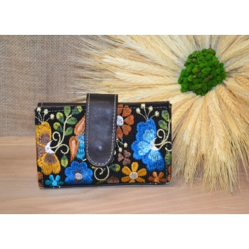 Portfel mały skórzany ciemnobrązowy z kwiatowym kolorowym haftem .